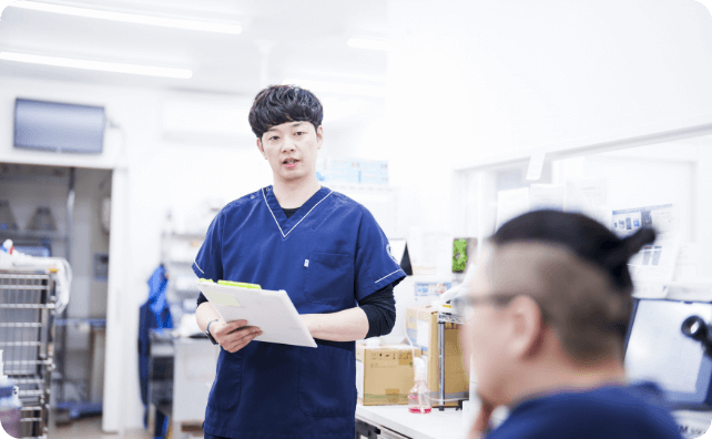 写真：男性獣医師診察の様子